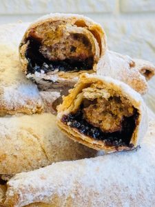Cornulețe cu untură și smântână umplute cu nucă și magiun din făină integrală – Rețetă tradițională reinterpretată