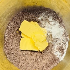 Prăjitură Bounty cu blat intens de cacao, cremă fină și lipicioasă de cocos și glazură delicată de ciocolată