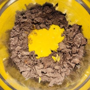 Prăjitură Bounty cu blat intens de cacao, cremă fină și lipicioasă de cocos și glazură delicată de ciocolată
