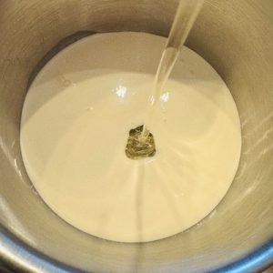Prăjitură Bounty cu blat intens de cacao, cremă fină și lipicioasă de cocos și glazură delicată de ciocolată