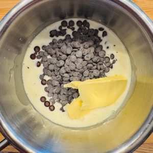 Prăjitură Bounty cu blat intens de cacao, cremă fină și lipicioasă de cocos și glazură delicată de ciocolată