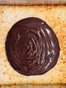 Prăjitură Bounty cu blat intens de cacao, cremă fină și lipicioasă de cocos și glazură delicată de ciocolată