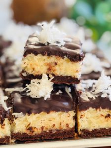 Prăjitură Bounty cu blat intens de cacao, cremă fină și lipicioasă de cocos și glazură delicată de ciocolată