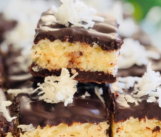 Prăjitură Bounty cu blat intens de cacao, cremă fină și lipicioasă de cocos și glazură delicată de ciocolată