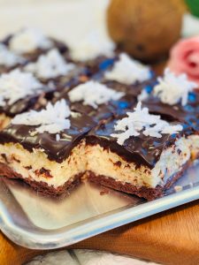 Prăjitură Bounty cu blat intens de cacao, cremă fină și lipicioasă de cocos și glazură delicată de ciocolată