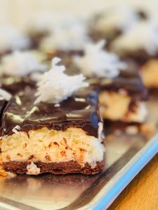 Prăjitură Bounty cu blat intens de cacao, cremă fină și lipicioasă de cocos și glazură delicată de ciocolată