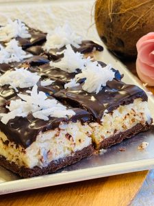 Prăjitură Bounty cu blat intens de cacao, cremă fină și lipicioasă de cocos și glazură delicată de ciocolată