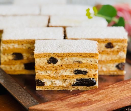 Foi cu miere și cremă de smântână cu nuci coapte și prune uscate