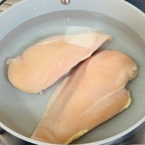 Salată de pui cu mango și iaurt – Rețetă fresh, sănătoasă și plină de savoare