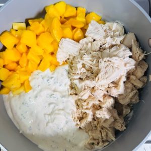 Salată de pui cu mango și iaurt – Rețetă fresh, sănătoasă și plină de savoare