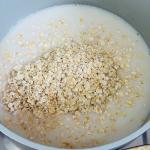 fulgi de ovăz cu mango, porridge cu mango, fulgi de ovăz cu miere, mic dejun sănătos, rețetă porridge cremos, porridge cu lapte vegetal, mic dejun rapid și sănătos, rețetă cu ovăz și fructe, ovăz cu lapte de migdale, rețete mic dejun dietetic, porridge tropical, rețetă sănătoasă cu mango, mic dejun nutritiv, rețete cu fulgi de ovăz, porridge simplu acasă