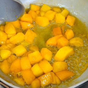 fulgi de ovăz cu mango, porridge cu mango, fulgi de ovăz cu miere, mic dejun sănătos, rețetă porridge cremos, porridge cu lapte vegetal, mic dejun rapid și sănătos, rețetă cu ovăz și fructe, ovăz cu lapte de migdale, rețete mic dejun dietetic, porridge tropical, rețetă sănătoasă cu mango, mic dejun nutritiv, rețete cu fulgi de ovăz, porridge simplu acasă