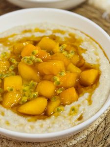 fulgi de ovăz cu mango, porridge cu mango, fulgi de ovăz cu miere, mic dejun sănătos, rețetă porridge cremos, porridge cu lapte vegetal, mic dejun rapid și sănătos, rețetă cu ovăz și fructe, ovăz cu lapte de migdale, rețete mic dejun dietetic, porridge tropical, rețetă sănătoasă cu mango, mic dejun nutritiv, rețete cu fulgi de ovăz, porridge simplu acasă