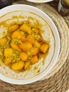 fulgi de ovăz cu mango, porridge cu mango, fulgi de ovăz cu miere, mic dejun sănătos, rețetă porridge cremos, porridge cu lapte vegetal, mic dejun rapid și sănătos, rețetă cu ovăz și fructe, ovăz cu lapte de migdale, rețete mic dejun dietetic, porridge tropical, rețetă sănătoasă cu mango, mic dejun nutritiv, rețete cu fulgi de ovăz, porridge simplu acasă