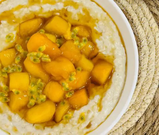 Fulgi de ovăz cu miere și mango – Mic dejun cremos, sănătos și rapid (porridge)