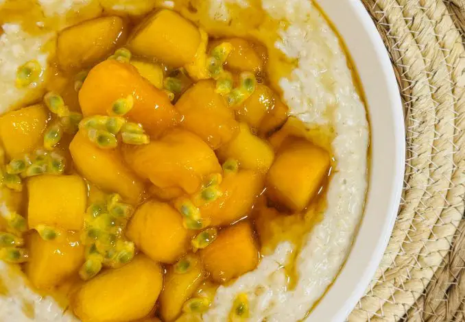 Fulgi de ovăz cu miere și mango – Mic dejun cremos, sănătos și rapid (porridge)