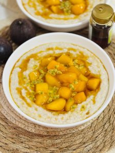 fulgi de ovăz cu mango, porridge cu mango, fulgi de ovăz cu miere, mic dejun sănătos, rețetă porridge cremos, porridge cu lapte vegetal, mic dejun rapid și sănătos, rețetă cu ovăz și fructe, ovăz cu lapte de migdale, rețete mic dejun dietetic, porridge tropical, rețetă sănătoasă cu mango, mic dejun nutritiv, rețete cu fulgi de ovăz, porridge simplu acasă