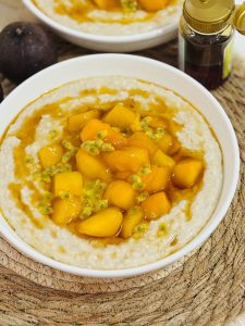fulgi de ovăz cu mango, porridge cu mango, fulgi de ovăz cu miere, mic dejun sănătos, rețetă porridge cremos, porridge cu lapte vegetal, mic dejun rapid și sănătos, rețetă cu ovăz și fructe, ovăz cu lapte de migdale, rețete mic dejun dietetic, porridge tropical, rețetă sănătoasă cu mango, mic dejun nutritiv, rețete cu fulgi de ovăz, porridge simplu acasă