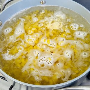 Paste riccioli cu broccoli și bacon – Rețetă cremoasă, rapidă și plină de savoare