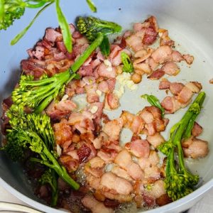 Paste riccioli cu broccoli și bacon – Rețetă cremoasă, rapidă și plină de savoare