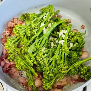 Paste riccioli cu broccoli și bacon – Rețetă cremoasă, rapidă și plină de savoare