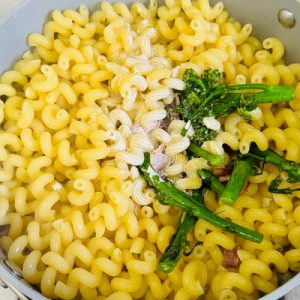 Paste riccioli cu broccoli și bacon – Rețetă cremoasă, rapidă și plină de savoare