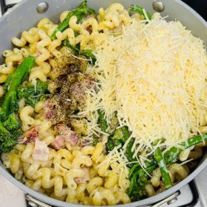 Paste riccioli cu broccoli și bacon – Rețetă cremoasă, rapidă și plină de savoare