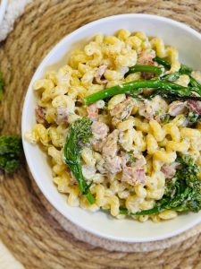 Paste riccioli cu broccoli și bacon – Rețetă cremoasă, rapidă și plină de savoare