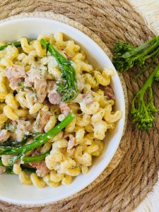 Paste riccioli cu broccoli și bacon – Rețetă cremoasă, rapidă și plină de savoare