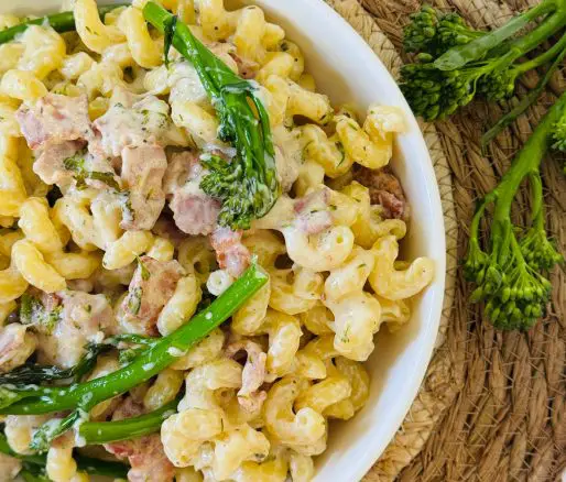 Paste riccioli cu broccoli și bacon – Rețetă cremoasă, rapidă și plină de savoare