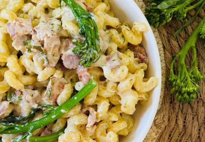 Paste riccioli cu broccoli și bacon – Rețetă cremoasă, rapidă și plină de savoare