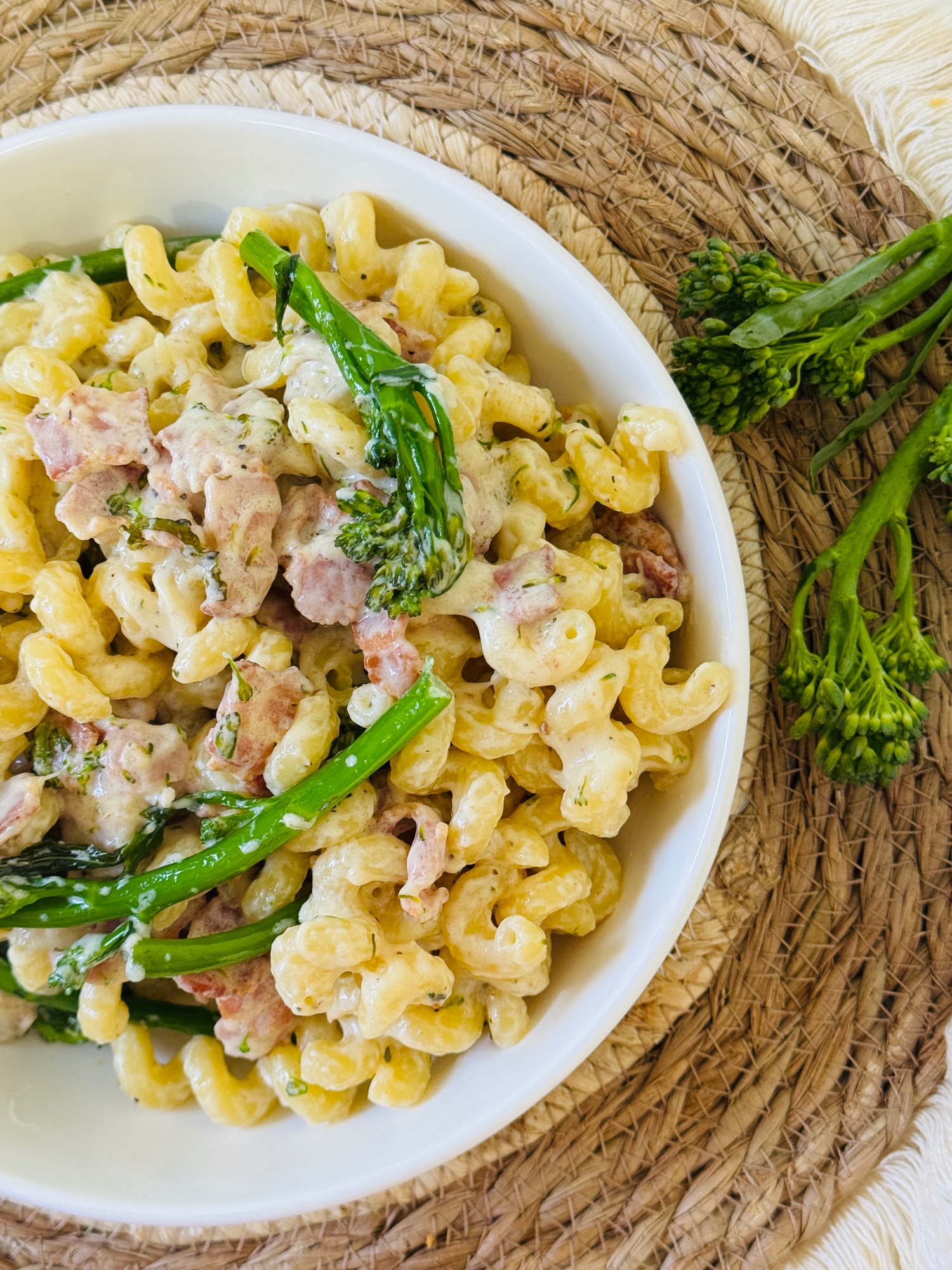 Paste riccioli cu broccoli și bacon – Rețetă cremoasă, rapidă și plină de savoare