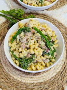 Paste riccioli cu broccoli și bacon – Rețetă cremoasă, rapidă și plină de savoare
