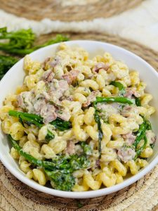 Paste riccioli cu broccoli și bacon – Rețetă cremoasă, rapidă și plină de savoare