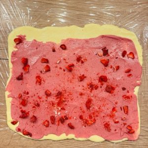 Ciocolată de casă rulată cu zmeură – Desert fin, aromat și ușor de preparat