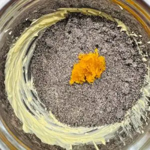 Cornuri foietate cu mac – desertul tradițional care cucerește prin gust și aromă
