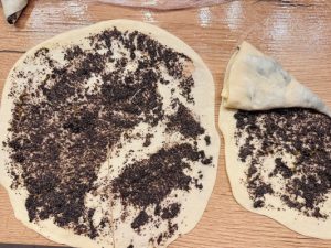 Cornuri foietate cu mac – desertul tradițional care cucerește prin gust și aromă