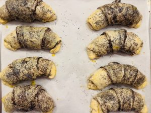 Cornuri foietate cu mac – desertul tradițional care cucerește prin gust și aromă
