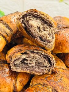 Cornuri foietate cu mac – desertul tradițional care cucerește prin gust și aromă