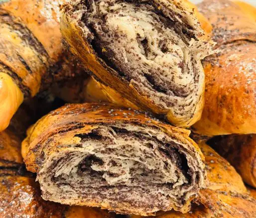 Cornuri foietate cu mac – desertul tradițional care cucerește prin gust și aromă