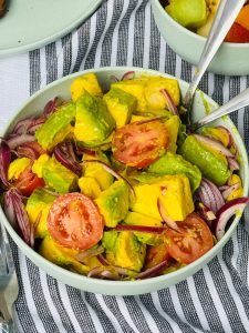 Salată de avocado în stil caraibean – Rețetă simplă, fresh și plină de aromă