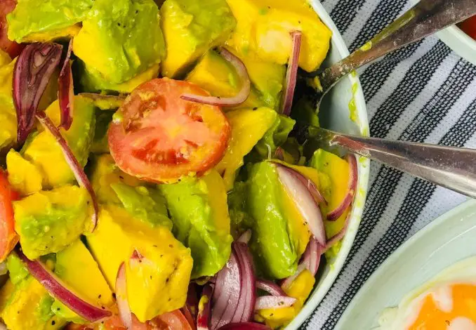 Salată de avocado în stil caraibean – Rețetă simplă, fresh și plină de aromă