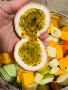Salată de fructe exotice cu rom în stil Caraibean