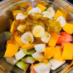 Salată de fructe exotice cu rom în stil Caraibean