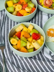 Salată de fructe exotice cu rom în stil Caraibean