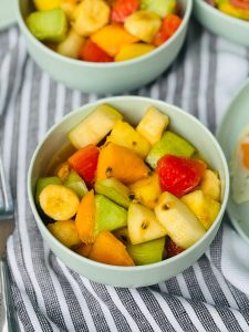 Salată de fructe exotice cu rom în stil Caraibean