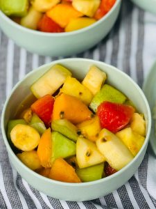 Salată de fructe exotice cu rom în stil Caraibean