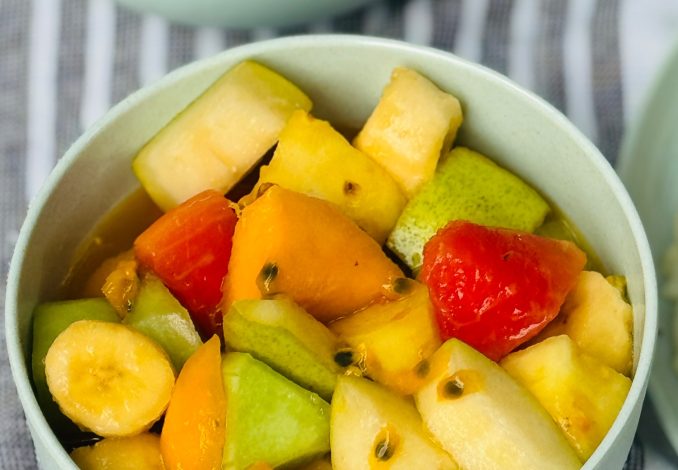 Salată de fructe exotice cu rom în stil Caraibean