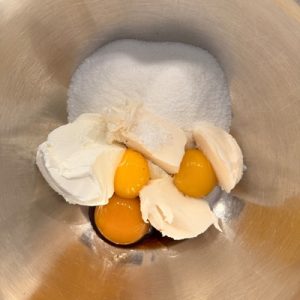 Prăjitură Poronio cu foaie fragedă, dulceață aromată și bezea cu nucă