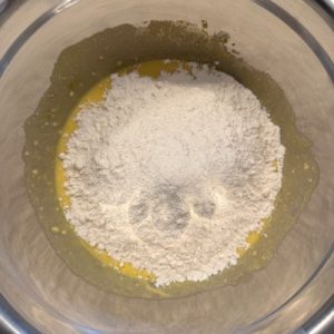 Prăjitură Poronio cu foaie fragedă, dulceață aromată și bezea cu nucă